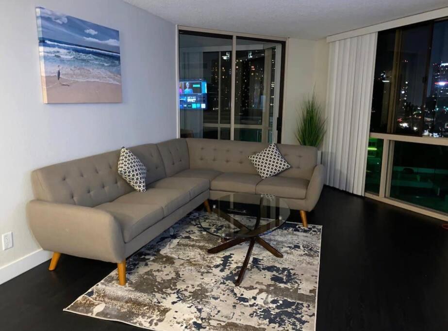 Big Comfy 2 Bedrooms 2 Baths Unit In Downtown La! Los Angeles